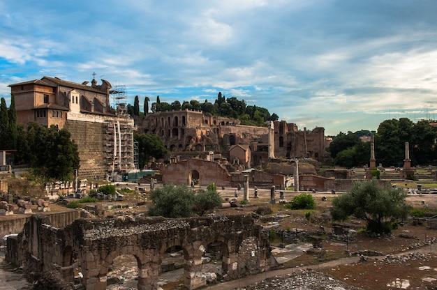 Hermosa vista de la Roma italiana en verano