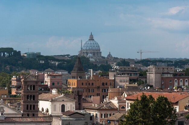 Hermosa vista de la Roma italiana en verano