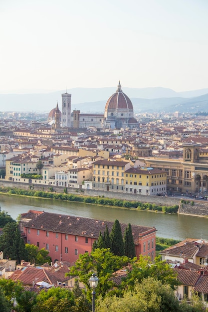 Hermosa vista de Santa Maria del Fiore y el campanario de Giotto en Florencia, Italia.