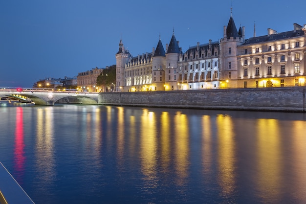 Hermosa vista del Sena y la Conciergerie por la noche en París, Francia