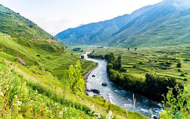 Hermosa vista de Sinja raiver, Karnali, Nepal.