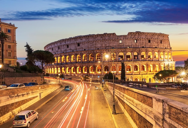 Hermosa vista sobre el Coliseo y una carretera cercana al atardecer Roma Italia