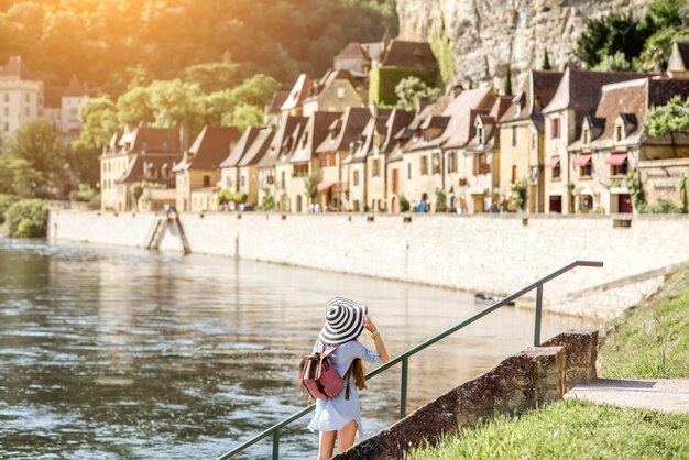 Hermosa vista sobre el famoso pueblo de La Roque Gageac con pie turístico cerca del río en Francia