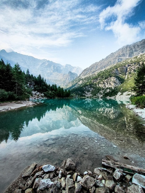 Una hermosa vista sobre el lago aviolo.