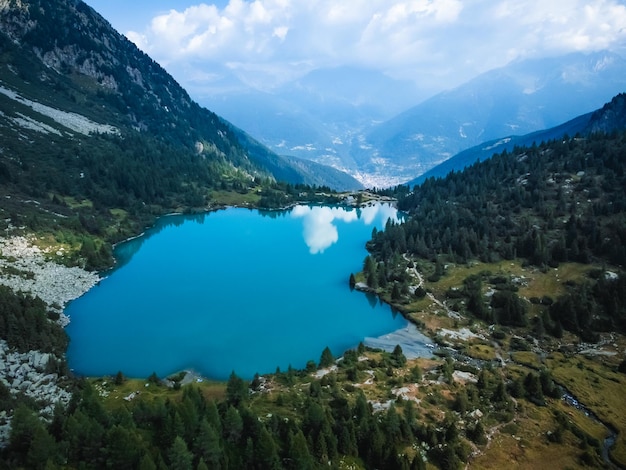 Una hermosa vista sobre el lago aviolo.