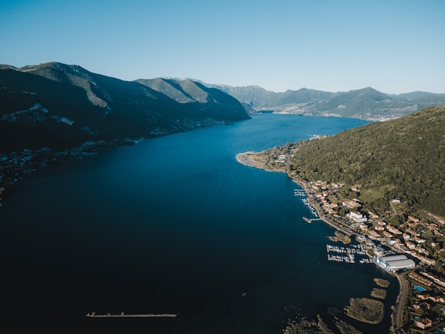 Hermosa vista sobre el lago iseo desde un dron