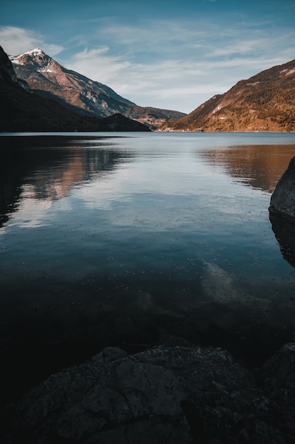 Una hermosa vista sobre el lago molveno.