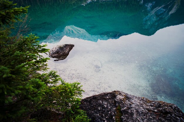 Foto hermosa vista sobre el lago tovel