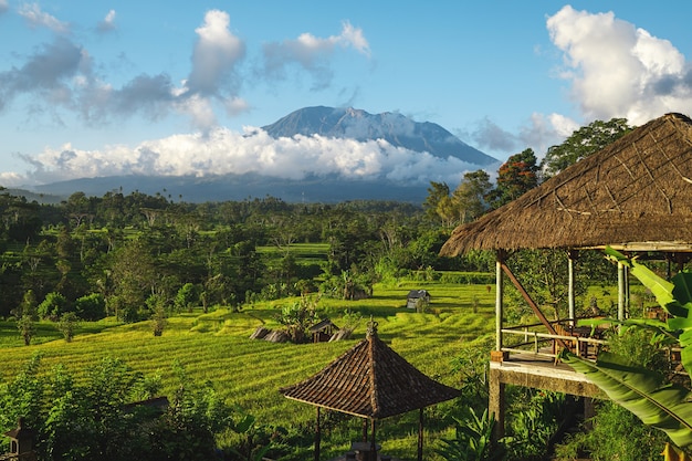 Foto hermosa vista sobre la montaña agung. bali, indonesia.