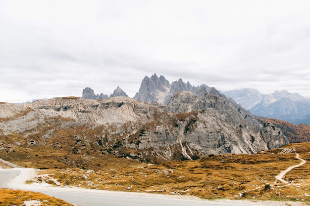 Foto hermosa vista sobre montañas rocosas en italia