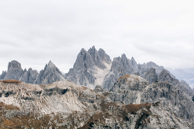 Foto hermosa vista sobre montañas rocosas en italia