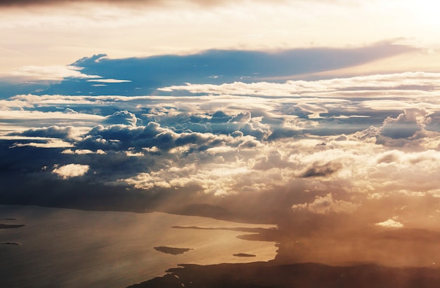 Hermosa vista sobre las nubes desde el avión