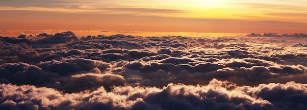 Hermosa vista sobre las nubes en las montañas