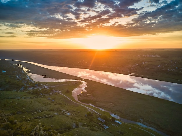 Hermosa vista sobre el río en un amanecer.