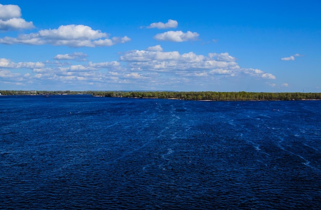 Hermosa vista sobre un río Dnieper en primavera