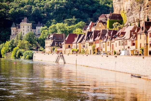 Hermosa vista sobre el río Dordoña y el famoso pueblo de La Roque Gageac en Francia