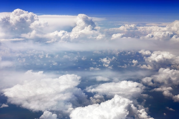 Hermosa vista sobre la tierra en las nubes debajo.