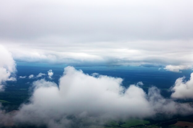 Hermosa vista sobre la tierra en las nubes debajo.