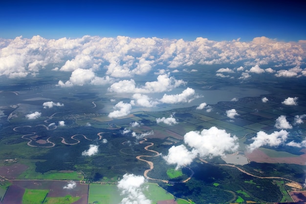 Hermosa vista sobre la tierra en el punto de referencia hacia abajo.