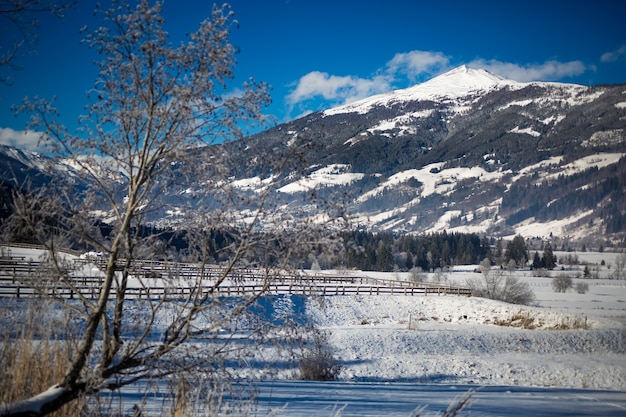 Hermosa vista sobre el valle en las altas montañas austriacas cubiertas por nieve