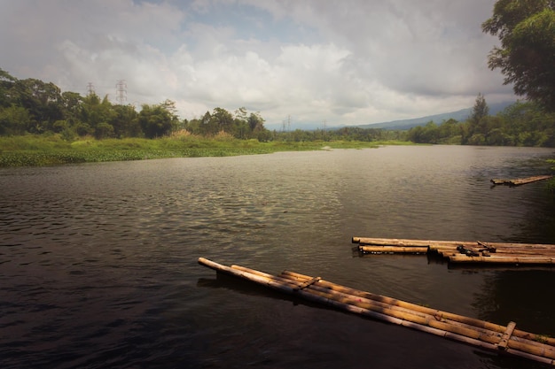 Hermosa vista soleada de la mañana en el paisaje natural indonesio del lago