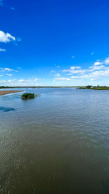 hermosa vista de la superficie del lago con nubes reflejadas