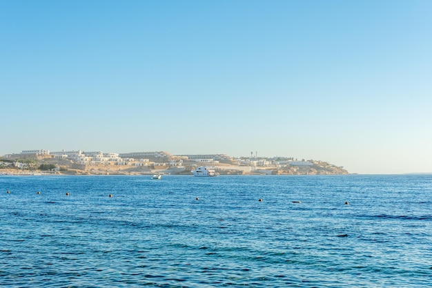 Hermosa vista de la superficie del mar Rojo Fondo natural con cielo soleado