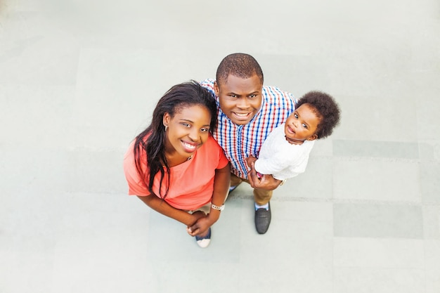 Hermosa vista superior de la familia africana