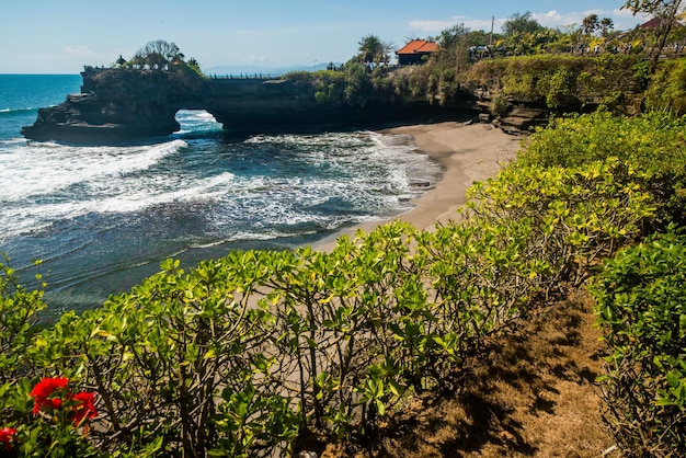 Una hermosa vista de Tanah Lot ubicada en Ubud Bali Indonesia