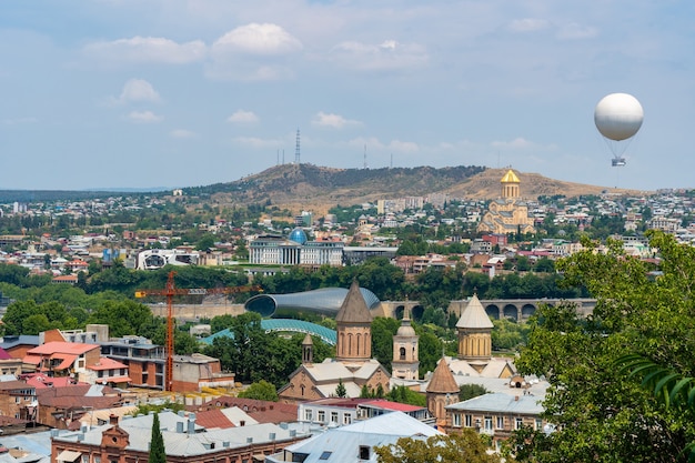 Hermosa vista de Tbilis, capital de Georgia. Paisaje urbano