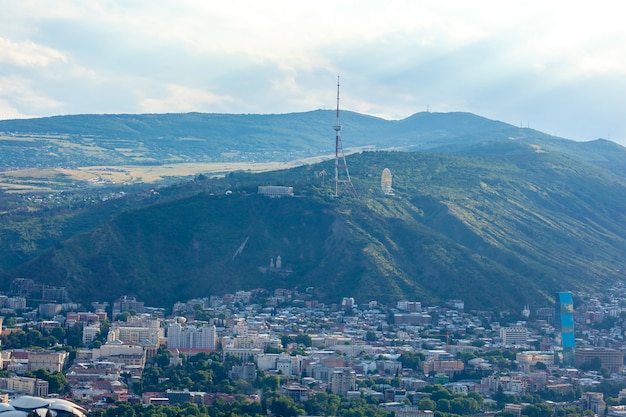 Hermosa vista de Tbilisi al atardecer, capital de Georgia. Citiyscape