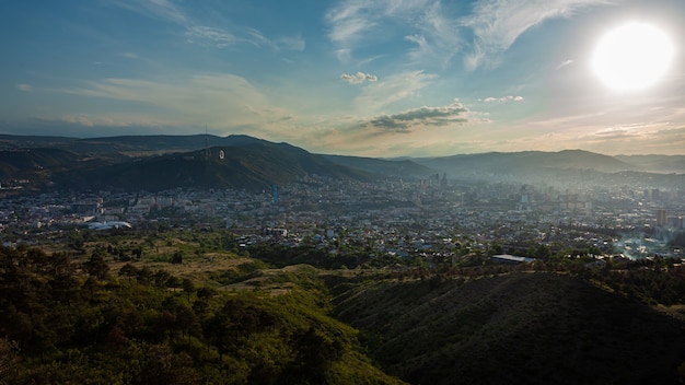 Hermosa vista de Tbilisi al atardecer, capital de Georgia. Citiyscape