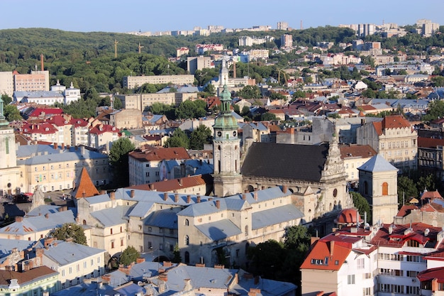 Hermosa vista a los tejados de las casas en la ciudad de Lvov