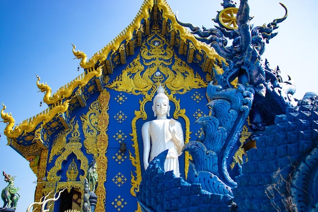 Una hermosa vista del Templo Azul ubicado en Chiang Rai Tailandia