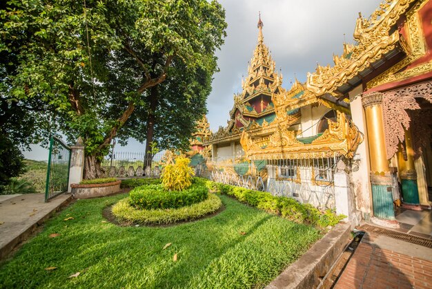 Una hermosa vista del templo de Buda Chaukhtatgyi ubicado en Yangon Myanmar