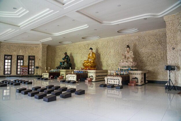 Una hermosa vista del templo budista con estatuas de Buda en Bali Indonesia