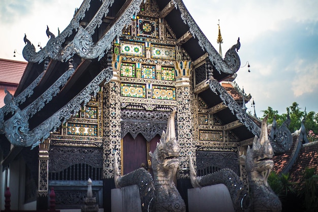 Una hermosa vista del templo budista ubicado en Chiang Mai Tailandia