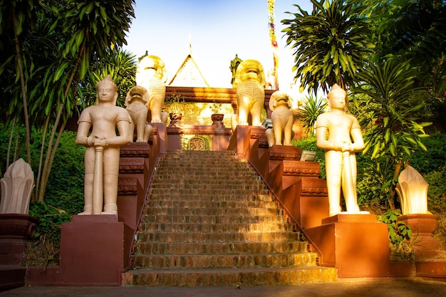 Una hermosa vista del templo budista ubicado en Phnom Penh Camboya