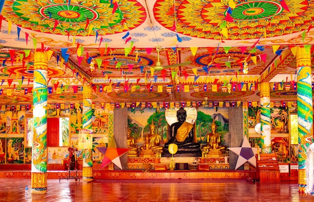 Una hermosa vista del templo budista ubicado en Vang Vieng Laos