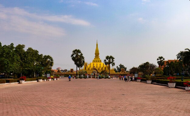 Una hermosa vista del templo budista ubicado en Vientiane Laos