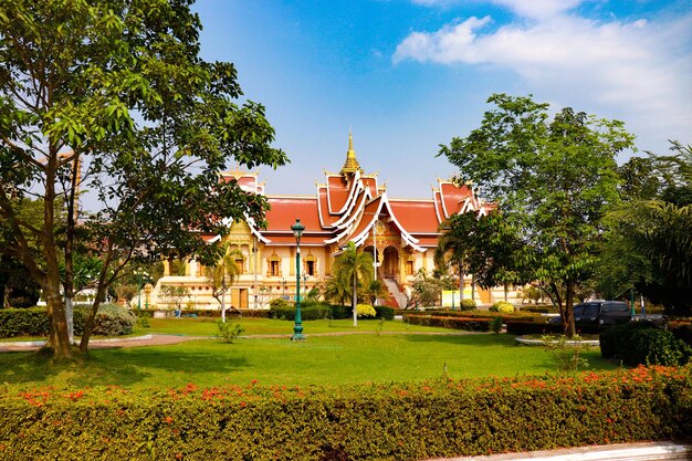 Una hermosa vista del templo budista ubicado en Vientiane Laos