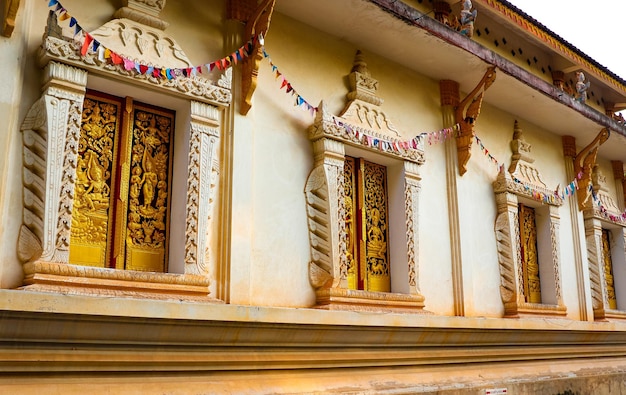 Una hermosa vista del templo budista ubicado en Vientiane Laos