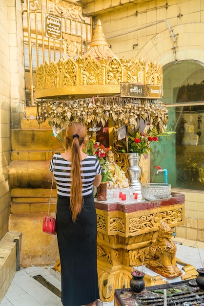 Una hermosa vista del templo budista ubicado en Yangon Myanmar