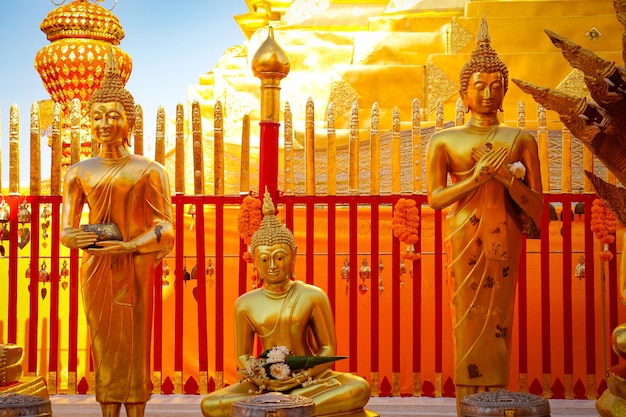 Una hermosa vista del templo budista Wat Doi Suthep ubicado en Chiang Mai Tailandia