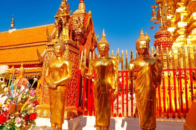 Una hermosa vista del templo budista Wat Doi Suthep ubicado en Chiang Mai Tailandia