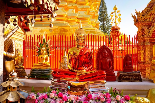 Una hermosa vista del templo budista Wat Doi Suthep ubicado en Chiang Mai Tailandia