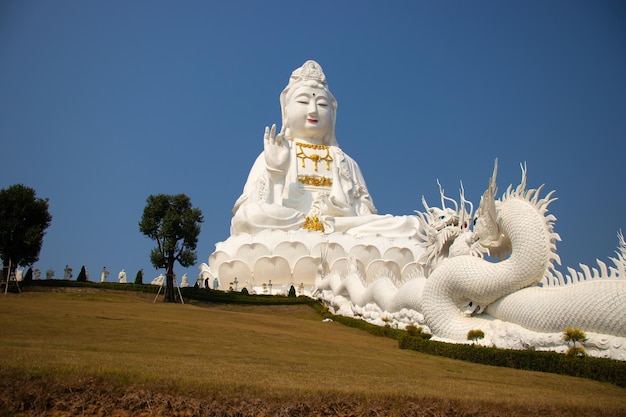 Una hermosa vista del templo budista Wat Huai Pla Kang ubicado en Chiang Rai Tailandia