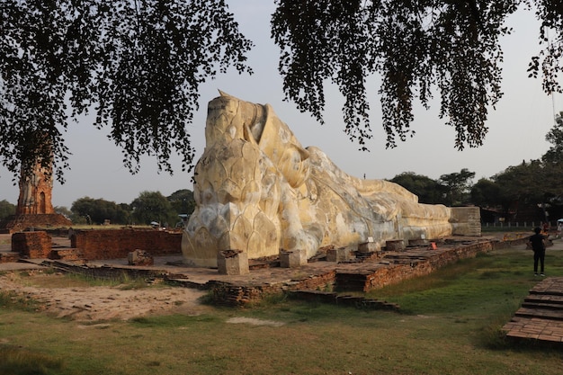 Una hermosa vista del templo budista Wat Lokaya Sutharam ubicado en Ayutthaya Tailandia