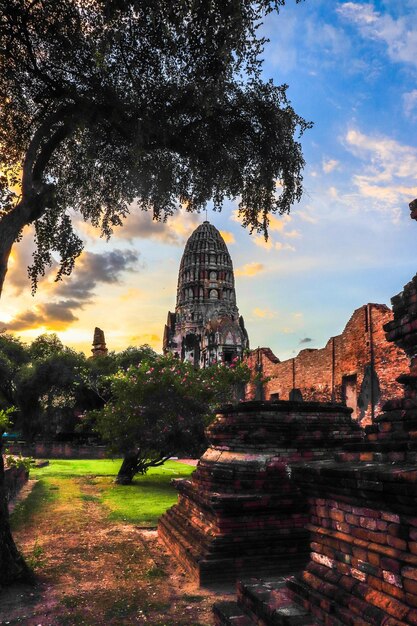 Una hermosa vista del templo budista Wat Ratchaburana ubicado en Ayutthaya Tailandia