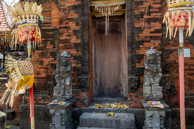 Una hermosa vista del templo hindú ubicado en Bali Indonesia